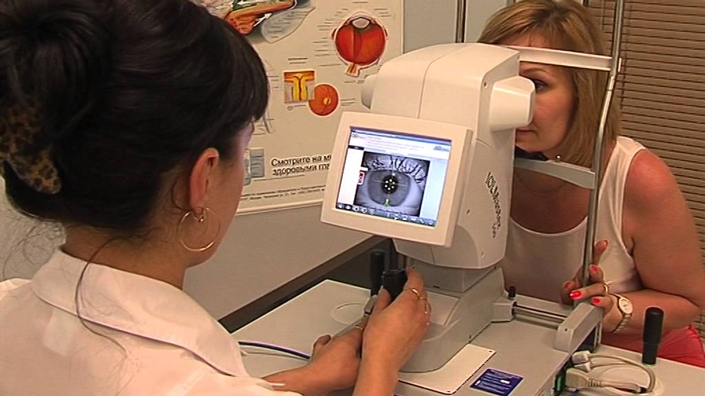 Беременна окулист. Отслойка сетчатки глаза периметрия. Компьютерная периметрия глаза. Аппарат для проверки глазного дна. Исследование аппараты для исследования зрения.